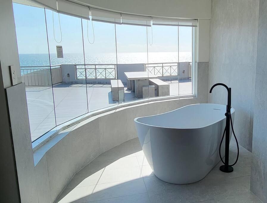 M601 - Spectacular Beachfront Penthouse Perth